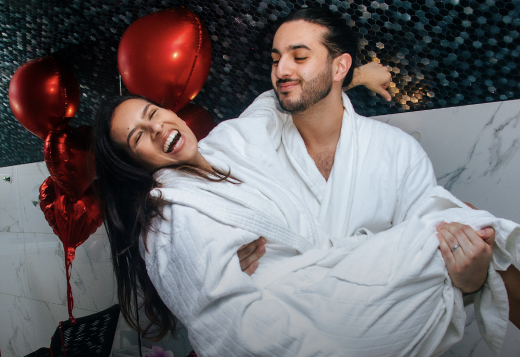 Couple romantique rire jacuzzi