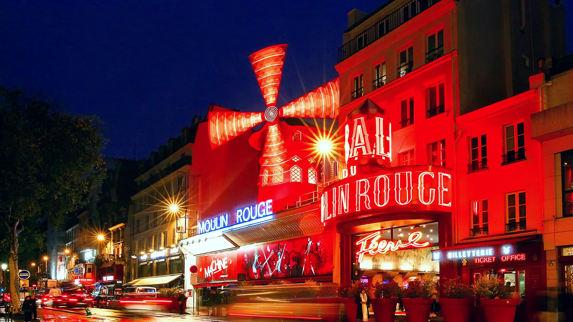 Le mythique Moulin Rouge, au coeur du quartier de Pigalle, Paris 9e arrondissement