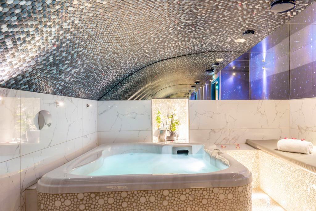 Le jacuzzi du Spa du Secret de Paris - Hotel & Spa